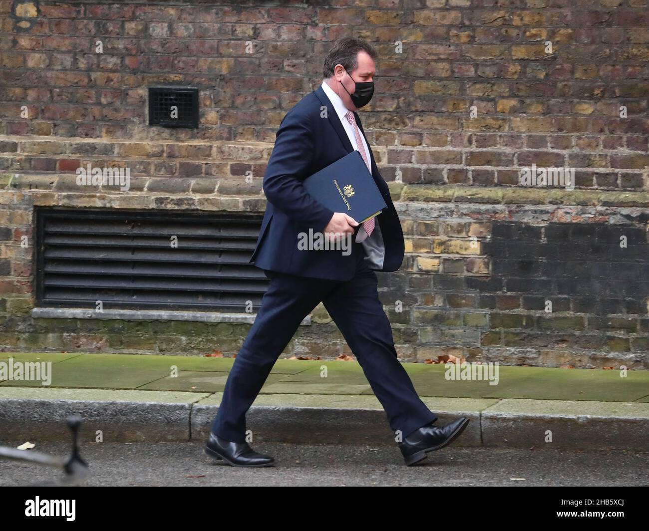 Londres, Royaume-Uni, 14th décembre 2021.Le whip en chef Mark Spencer quitte le No 10 Downing Street après la réunion hebdomadaire du Cabinet portant un masque. Banque D'Images