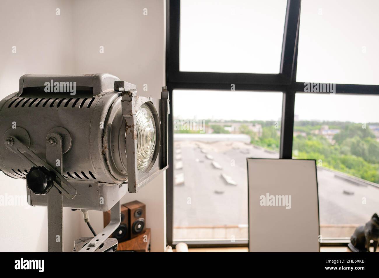 Spot cinéma rétro dans le studio, Retro Theatre Spotlight.Photo de haute qualité Banque D'Images