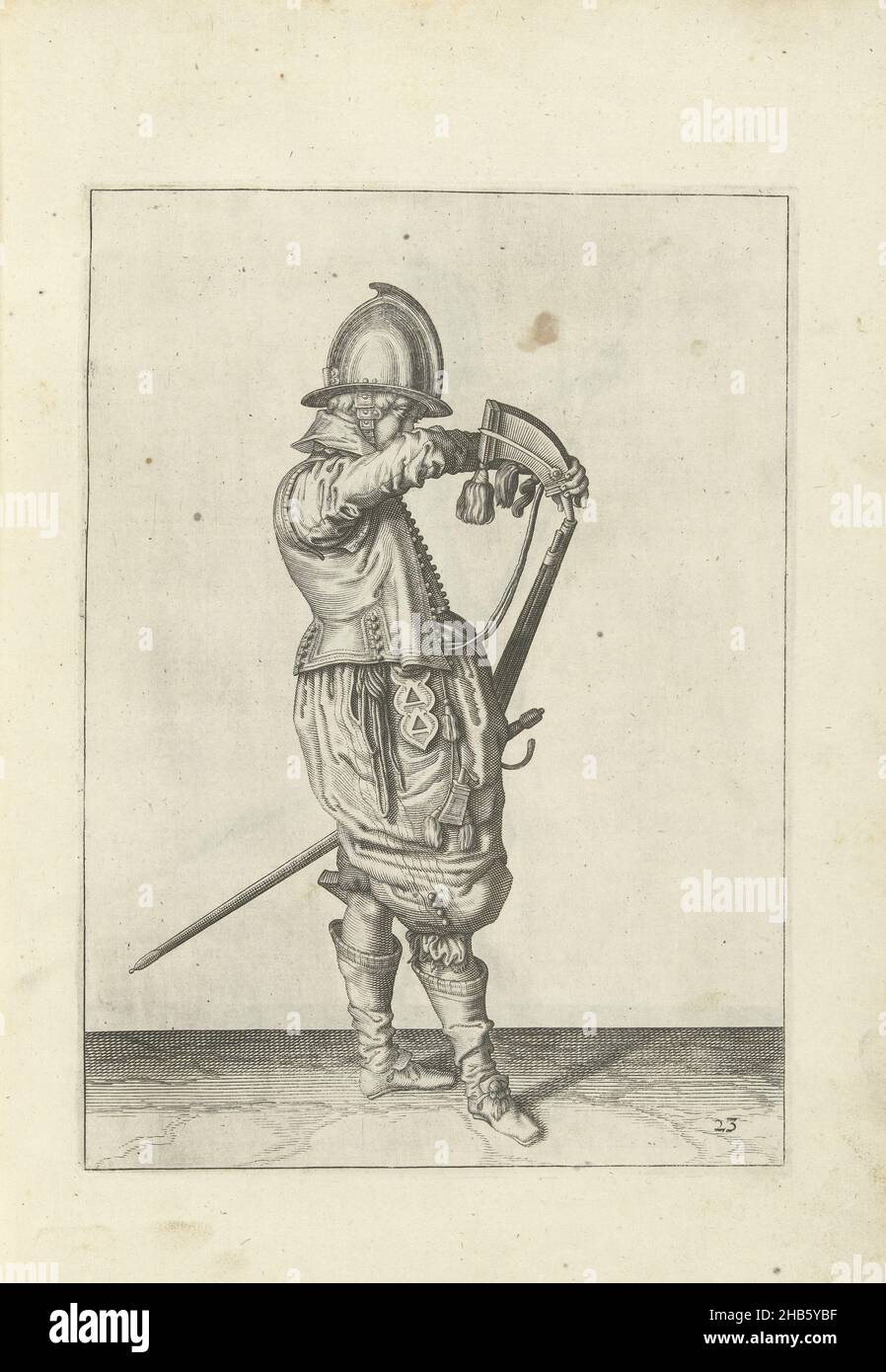 Soldat versant de la poudre dans le canon de sa barre (non23), c.1600, Un soldat, de pleine longueur, à droite, tenant une barre (un type particulier d'arme à feu) avec sa main gauche près de sa cuisse gauche, le canon pointant diagonalement vers le haut (non23), c.1600. Avec sa main droite, il ouvre une corne de poudre.Plaque 23 dans le mode d'emploi de la barre : bref énoncé, sur la représentation des figures, du droit maniement de l'Harquebuse.Partie des illustrations dans une édition française de la Wapenhandelinghe de J. de Gheyn: J. de Gheyn, Management d'armes, d'arquebus, mousquetz et pièces : en Banque D'Images