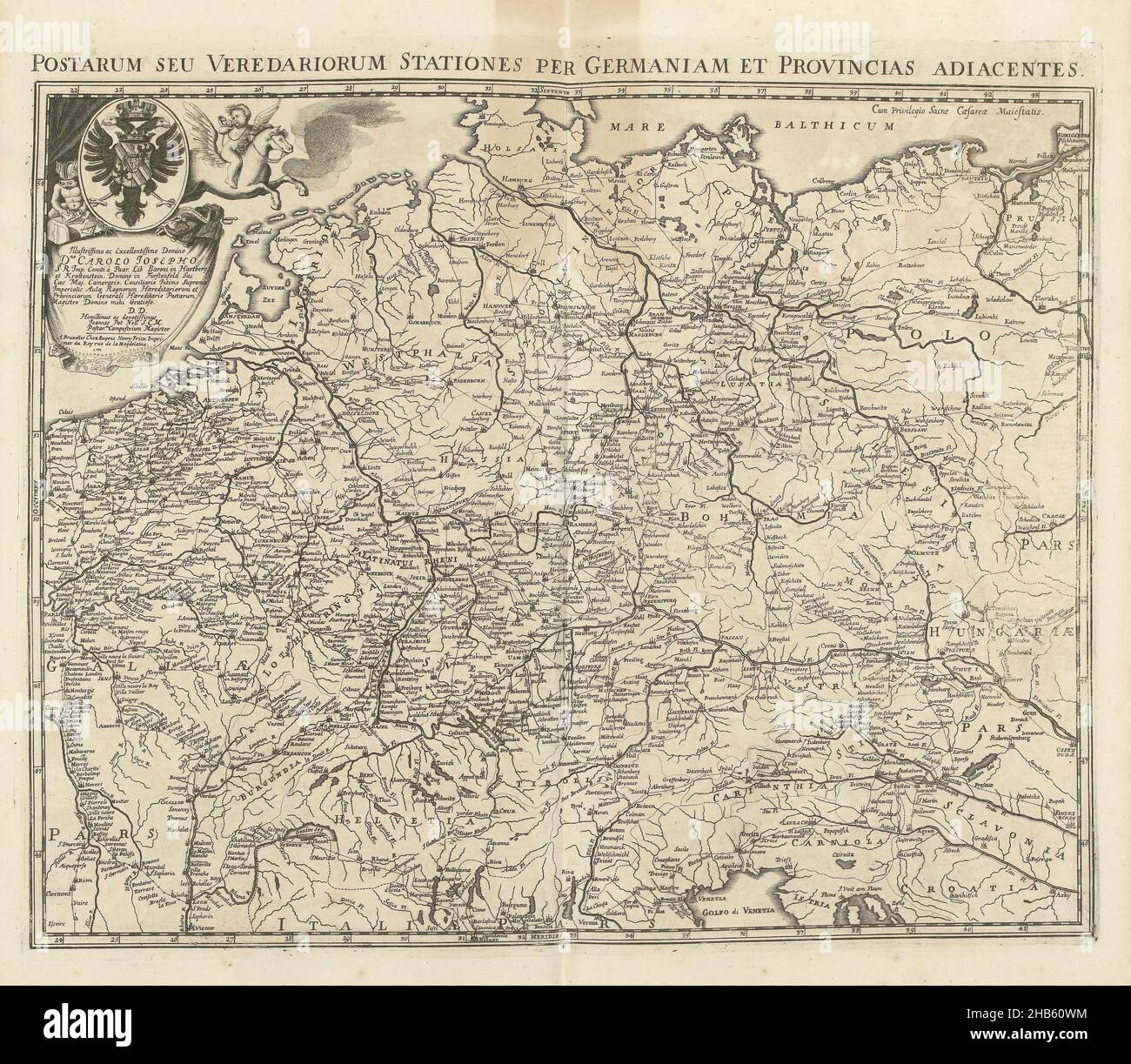 Carte des routes postales à travers l'Empire allemand, 1711, Postarum seu veredariorum stationes per Germaniam et Provincias adiacentes (titre sur objet), carte postale.Carte des routes postales à travers l'Empire allemand et les territoires limitrophes, 1711.En haut à gauche une cartouche avec la commission du maître de poste en chef impérial en latin, accompagnée d'un ange avec la corne de poste à cheval et une lettre d'écriture Mercury.Partie d'une collection groupée de plans de batailles et de villes célèbres dans la guerre de succession espagnole., imprimeur: Jacobus Harrewijn (éventuellement), éditeur: Eugene Henry Fricx (mentionné sur Banque D'Images