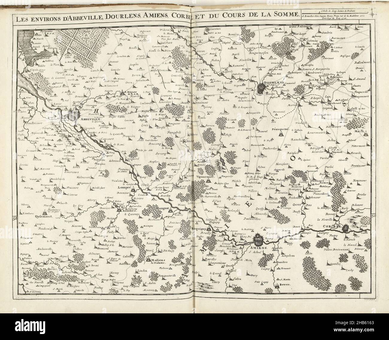 Carte du Nord de la France avec le cours de la somme, 1710, les environs d'Abbeville, Dourlens, Amiens,Corbie, et du cours de la somme (titre sur objet), carte du Nord de la France avec la région autour du cours de la somme, 1710.Partie d'une collection groupée de plans de batailles et de villes célèbres dans la guerre de succession espagnole.Cette plaque est l'une des 24 premières plaques qui constituent une très grande carte du sud des pays-Bas., imprimerie: Jacobus Harrewijn (mentionné sur l'objet), éditeur: Eugene Henry Fricx (mentionné sur l'objet), Bruxelles, 1710, papier, gravure,gravure, hauteur Banque D'Images