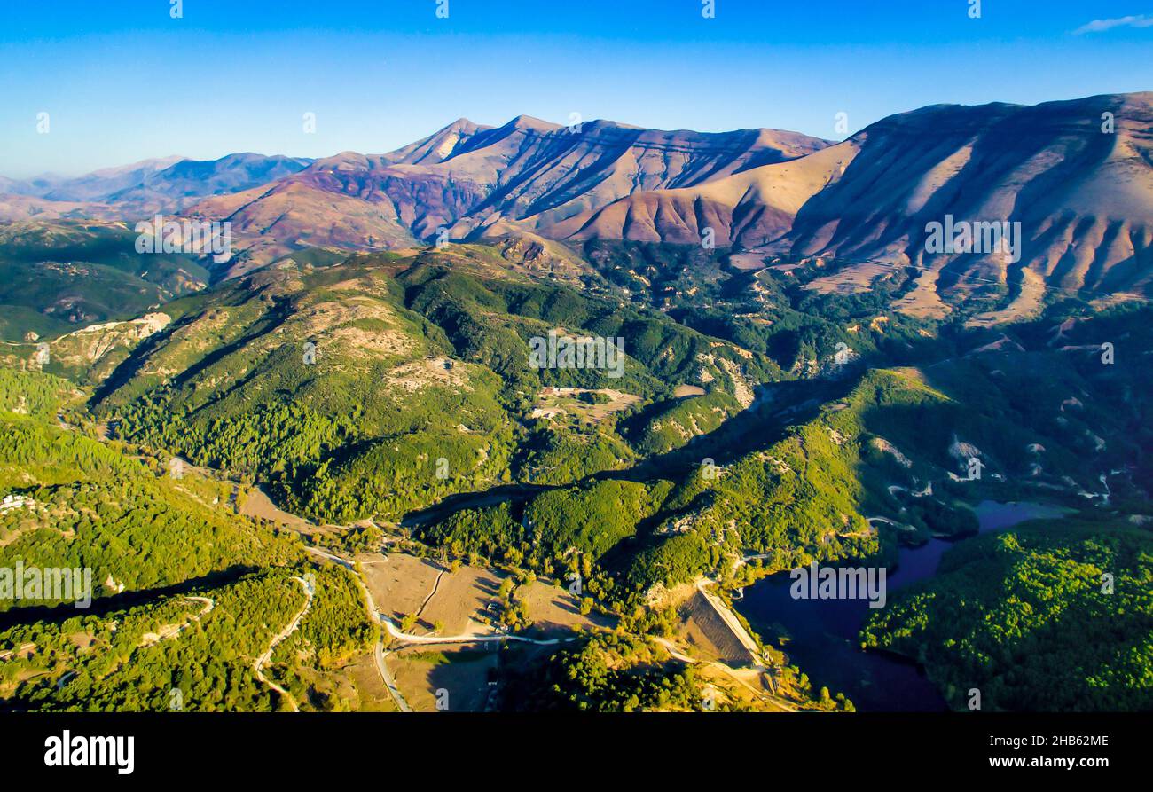 Vue spectaculaire sur les montagnes depuis une perspective aérienne au coucher du soleil Banque D'Images