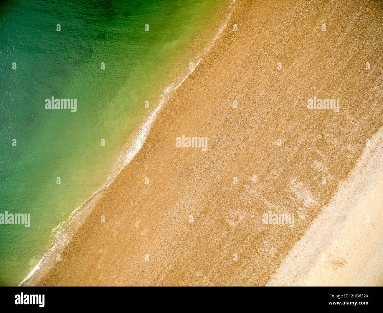 Vue aérienne des vagues avec la mer, sable doré et blanc Banque D'Images