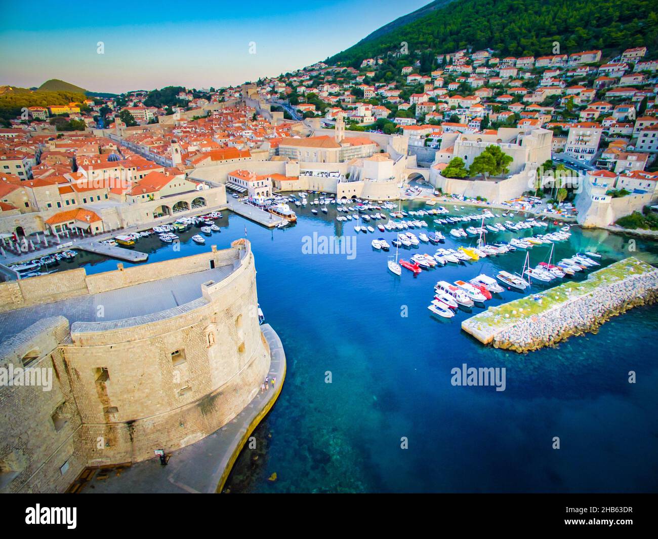 Vue aérienne spectaculaire sur la ville historique de Dubrovnik en Croatie Banque D'Images