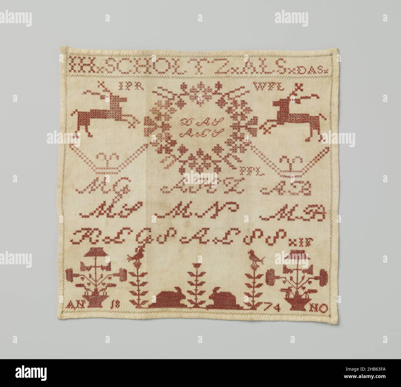 Échantillonneur de coton sur lequel est la soie rouge IH.SCHOLTZ.ALS.DAS, diverses autres initiales, cerf bondissant, pots de fleurs et lapins, ANNO 1874, symétriquement construit, mais les initiales ne sont pas des images miroir.IH.SCHOLTZ, l'artisan; ALS et DLS (dans la couronne), les parents; MG, MS, MN,MB, les gouvernantes (les « autres »).La signification des initiales restantes est inconnue.Les lapins, qu'ils soient ou non dans un jardin fermé, ont formé un modèle populaire sur les échantillonneurs des écoles d'artisanat d'Amsterdam.Ces tissus, brodés dans une couleur, se distinguent des autres par la manière prudente qu'ils sont travaillés: Le devant et le dos sont Banque D'Images