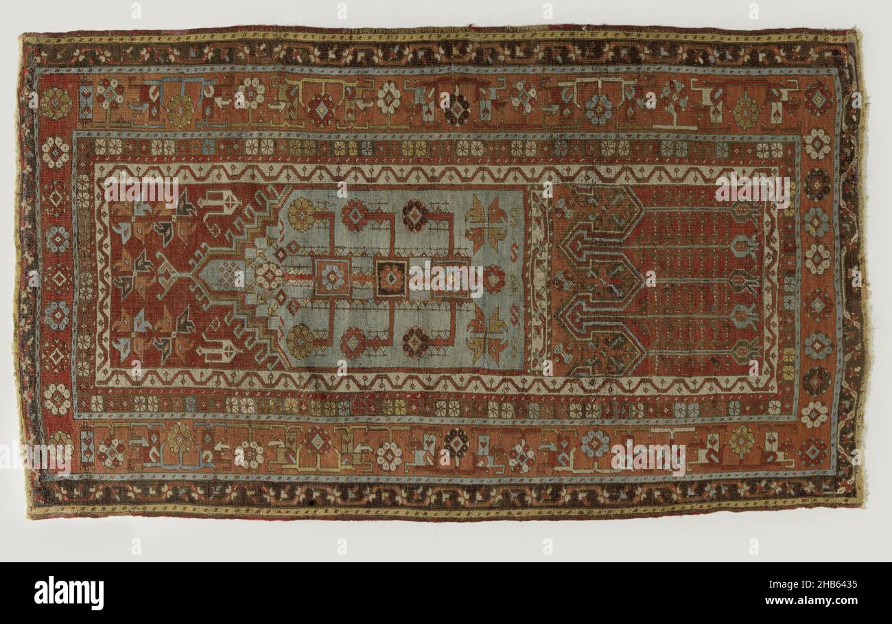 Tapis de prière avec panneau transversal inférieur, LADAK, tapis de prière avec panneau transversal inférieur, LADAK.Champ central : mihrab turquoise avec pignon étagé, haut central surélevé, rempli d'un arbre de vie ramifié en rouge.D les nagees sont rouges avec deux cruches d'huile en blanc et les œillets en bleu clair et saumon et bleu clair et brun.Une bordure crénelée ou une ligne oméga sépare une bande supérieure marron clair d'une bande inférieure en rouge laqué avec trois tulipes marron et deux tulipes bleu clair.Arêtes : quadruple.Le troisième et le plus large est en rouge laque sur lequel sont alternés rosettes et lys inclinés, en rouge foncé, jaune ambre, clair Banque D'Images