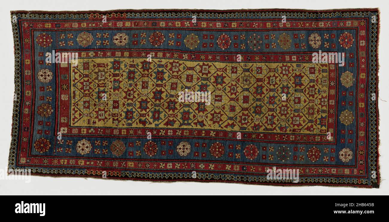 Tapis floral, TALISH ou KARABAGH, tapis floral, Talish ou Karabagh.Champ central : champ jaune ocre étroit avec grille de cache avec angles droits connectés.Dans les mailles, chaque fleur en étoile est rouge, bleu et marron.Frontière: Quadruple.Le deuxième et le plus large est bleu glace solide avec des fleurs de volute très espacées en rouge, blanc, umber et vert.Ourlets intérieur et extérieur égaux de rouge avec des fleurs carrées.Bordure extérieure des crénellations en bleu et brun foncé., fabricant: Anonyme, Talish (éventuellement), 1800 - 1900, laine,hauteur 242 cm × largeur 106 cm Banque D'Images