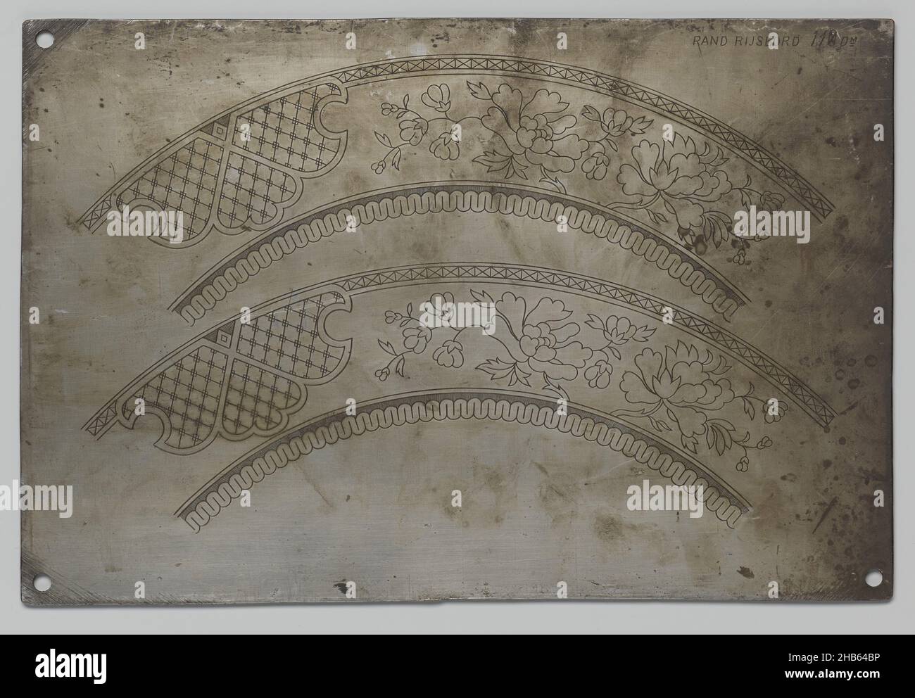 Assiette avec décorations gravées pour une assiette en faïence avec le décor ORIENTAL, assiette en cuivre avec représentations gravées pour une assiette avec le décor ORIENTAL, et les timbres de l'usine correspondants.En haut à droite, le texte : BORD R 8 DM.L'inverse de la plaque montre une copie en carbone de l'image sur le recto.Dans le coin supérieur droit, le numéro 3308 et le numéro 110 (barré)., Petrus Retout, Maastricht, c.1801 - c.1879, cuivre (métal), gravure, hauteur 24,9 cm × largeur 45,5 cm × poids 1,68 kg Banque D'Images
