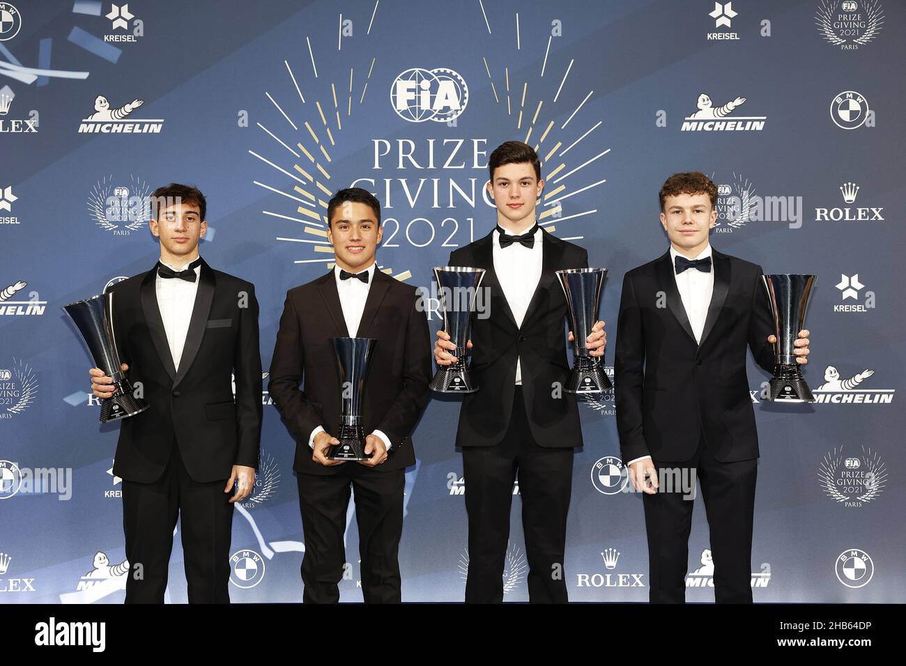 Paris, France.16th décembre 2021.F4 champions avec Masson Esteban (fra), vainqueur du Championnat de France F4 certifié par FIA, portrait, Leon Noel (mex), vainqueur du Championnat des Etats-Unis F4 certifié par FIA, Trulli Enzo (ita), vainqueur du Championnat des Emirats Arabes Unis F4 certifié par FIA, portrait et Bearman Oliver (gbr),Vainqueur du Championnat italien F4 certifié par la FIA et vainqueur du Championnat allemand ADAC F4 certifié par la FIA lors de la cérémonie de remise du Prix FIA 2021, au carrousel du Louvre, le 16 décembre à Paris, France - photo Frédéric le Floch / DPPI crédit: DPPI Media/Alamy Banque D'Images