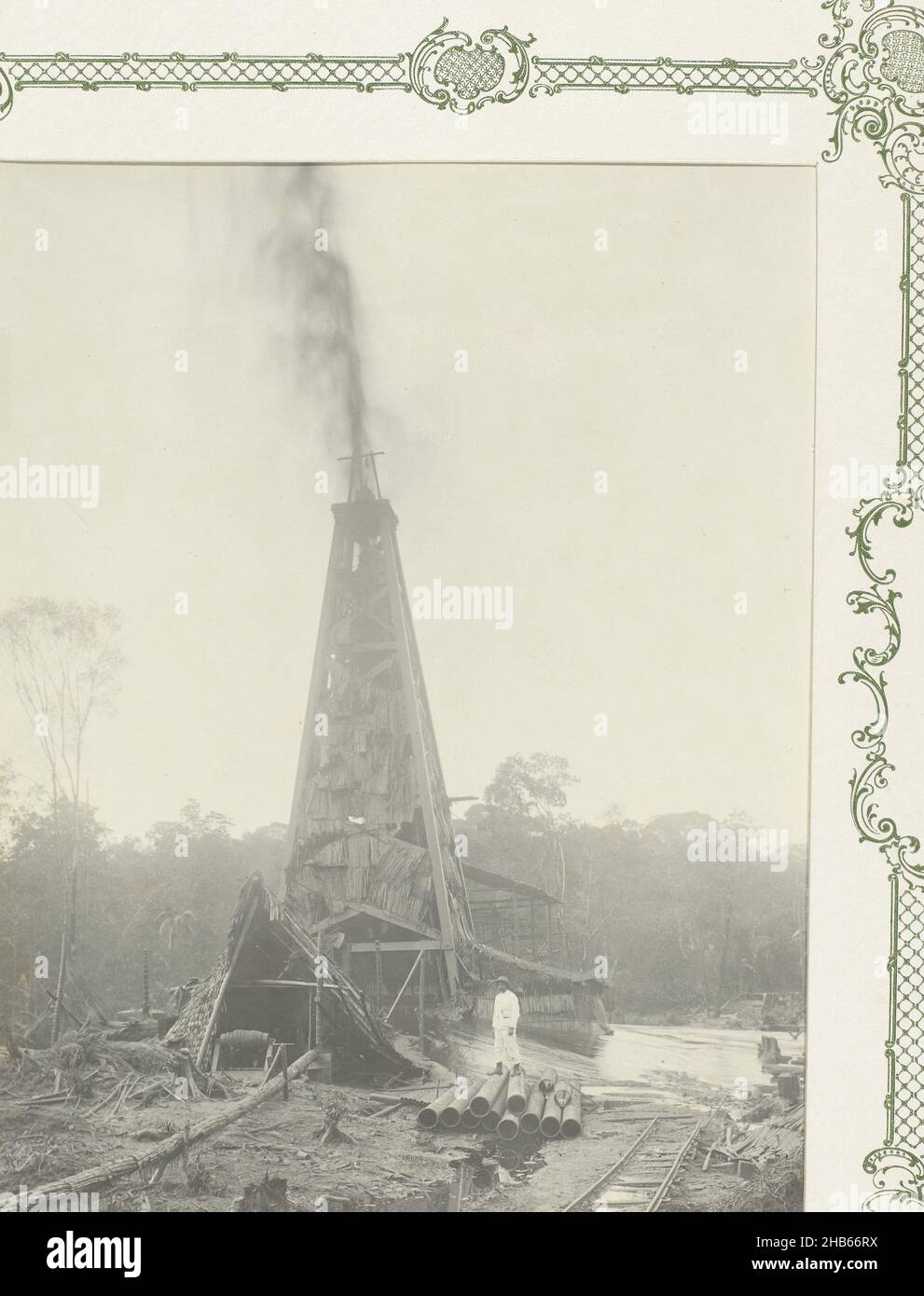 Pulvérisateur, Un derrick avec de l'huile de pulvérisation.Derrick bordé d'atap, en premier plan un homme debout sur une pile de tuyaux de forage.Photographie dans l'album photo sur l'extraction de pétrole à Bornéo par la Royal Dutch Petroleum Company (KNPM) dans les années 1903-1907., anonyme, Kalimantan, 1903 - 1907, papier,imprimé gélatine argent, hauteur 280 mm × largeur 215 mm hauteur 385 mm × largeur 440 mm Banque D'Images