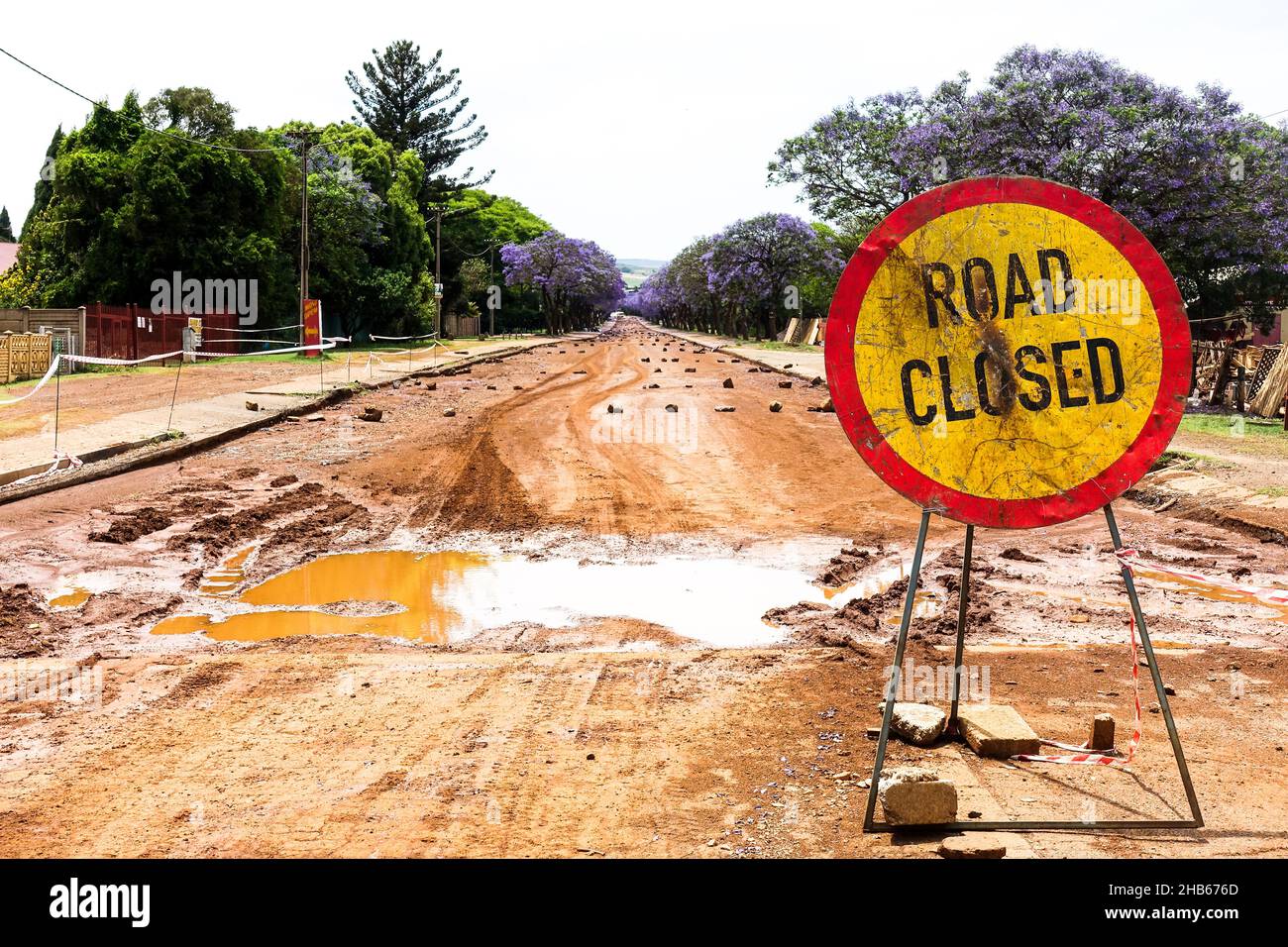 Route en construction et panneau 'route fermée' à Lydenburg, Afrique du Sud Banque D'Images