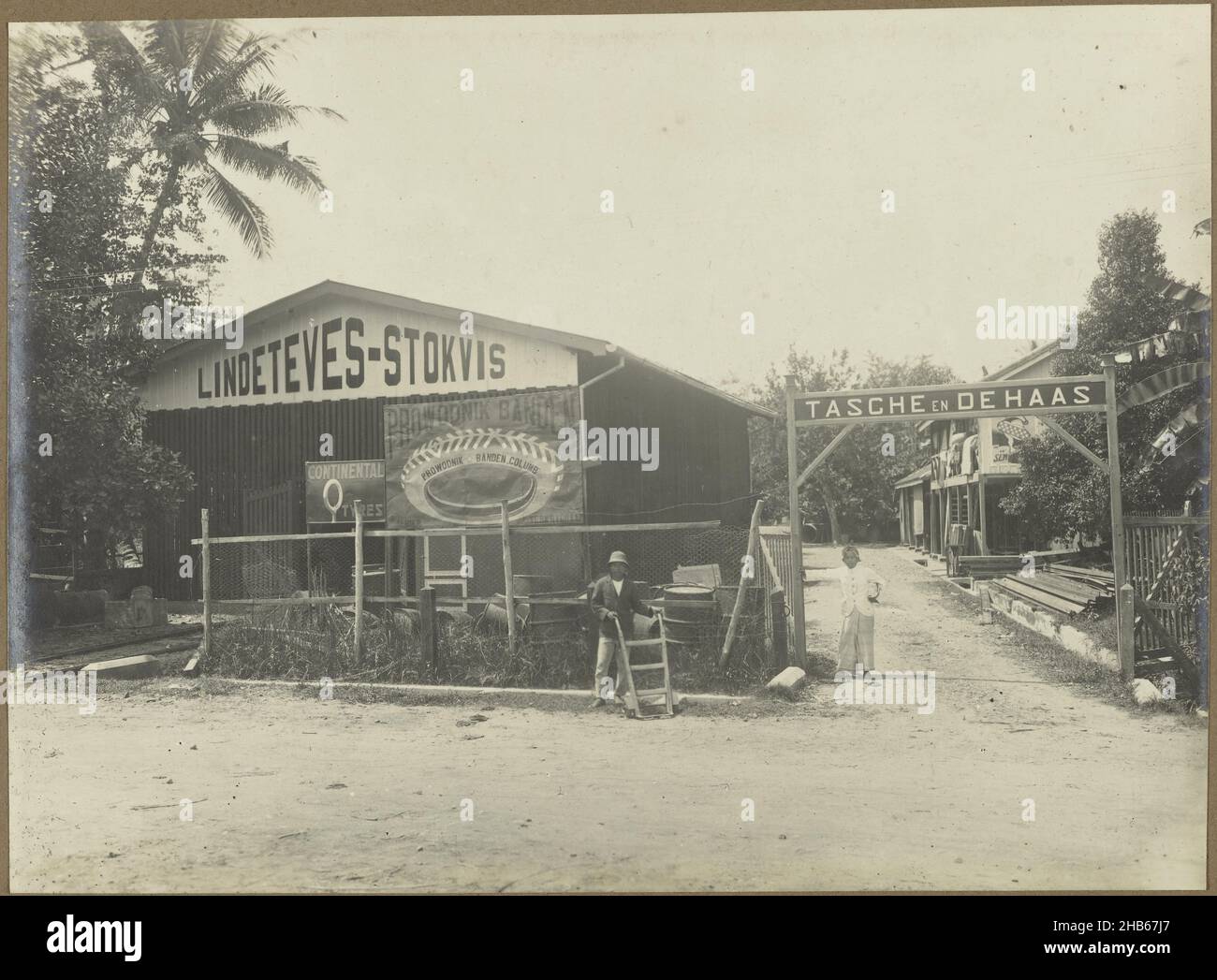 Les entreprises locales, deux entreprises locales d'Européens, Lingeteves-Stokvis (pneus de voiture) et Tasche et de Haas, probablement à Medan.Photo dans l'album photo de la société néerlandaise d'architecture et de sous-traitance Bennink et Riphagen à Medan dans les années ca.1914-1919., anonyme, Medan, 1914 - 1919, assistance photographique,imprimé gélatine argent, hauteur 145 mm × largeur 200 mm Banque D'Images