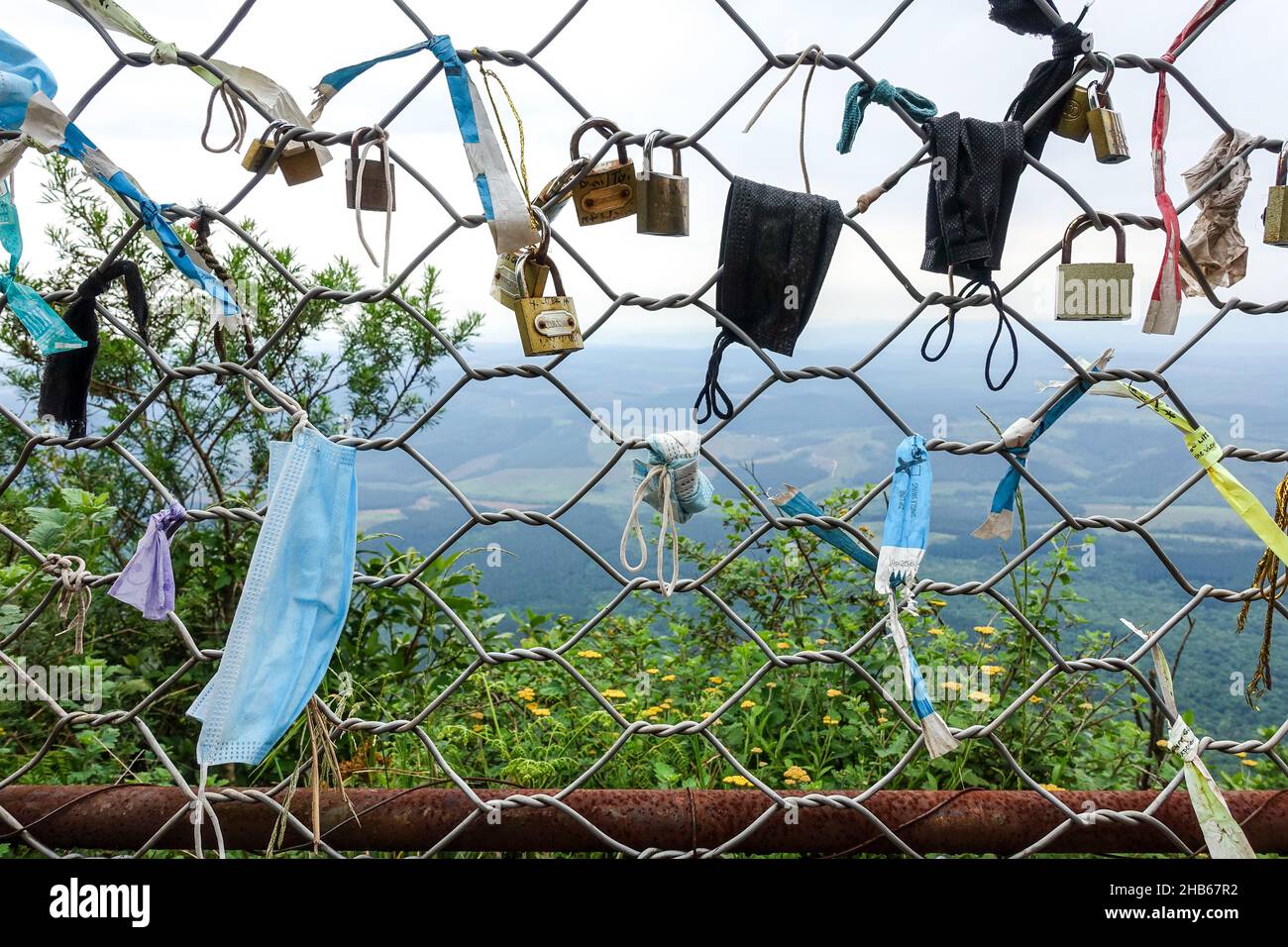 Voyager pendant la pandémie de COVID19 : écluses et masques de visage sur la clôture au point de vue de la fenêtre de Dieu le long de la route panoramique, Afrique du Sud Banque D'Images