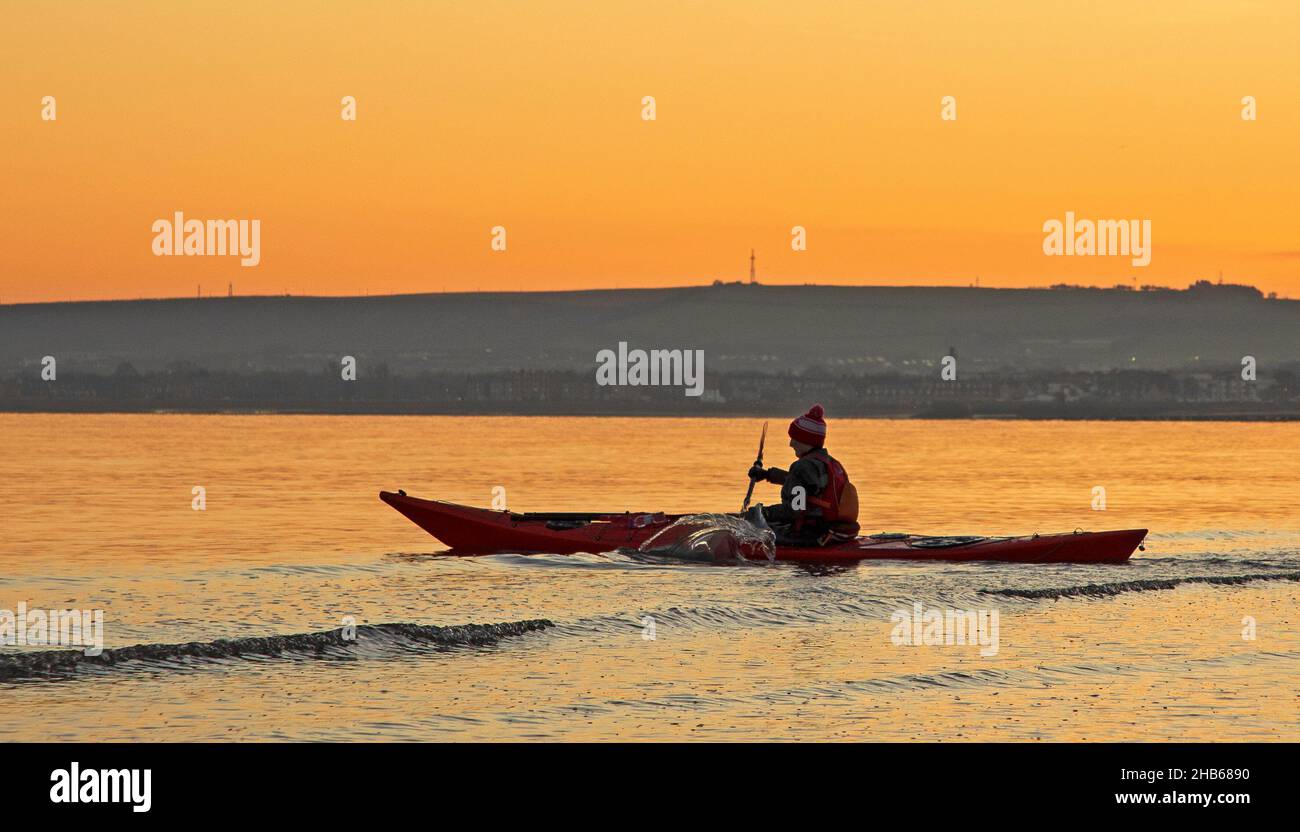 Portobello, Édimbourg, Écosse, Royaume-Uni.17th décembre 2021.Une aube très calme et fraîche avec une température de 7 degrés centigrade, pour ceux dehors pour profiter du beau lever du soleil.Photo : kayak sur le Firth of Forth.Crédit: Arch White Banque D'Images