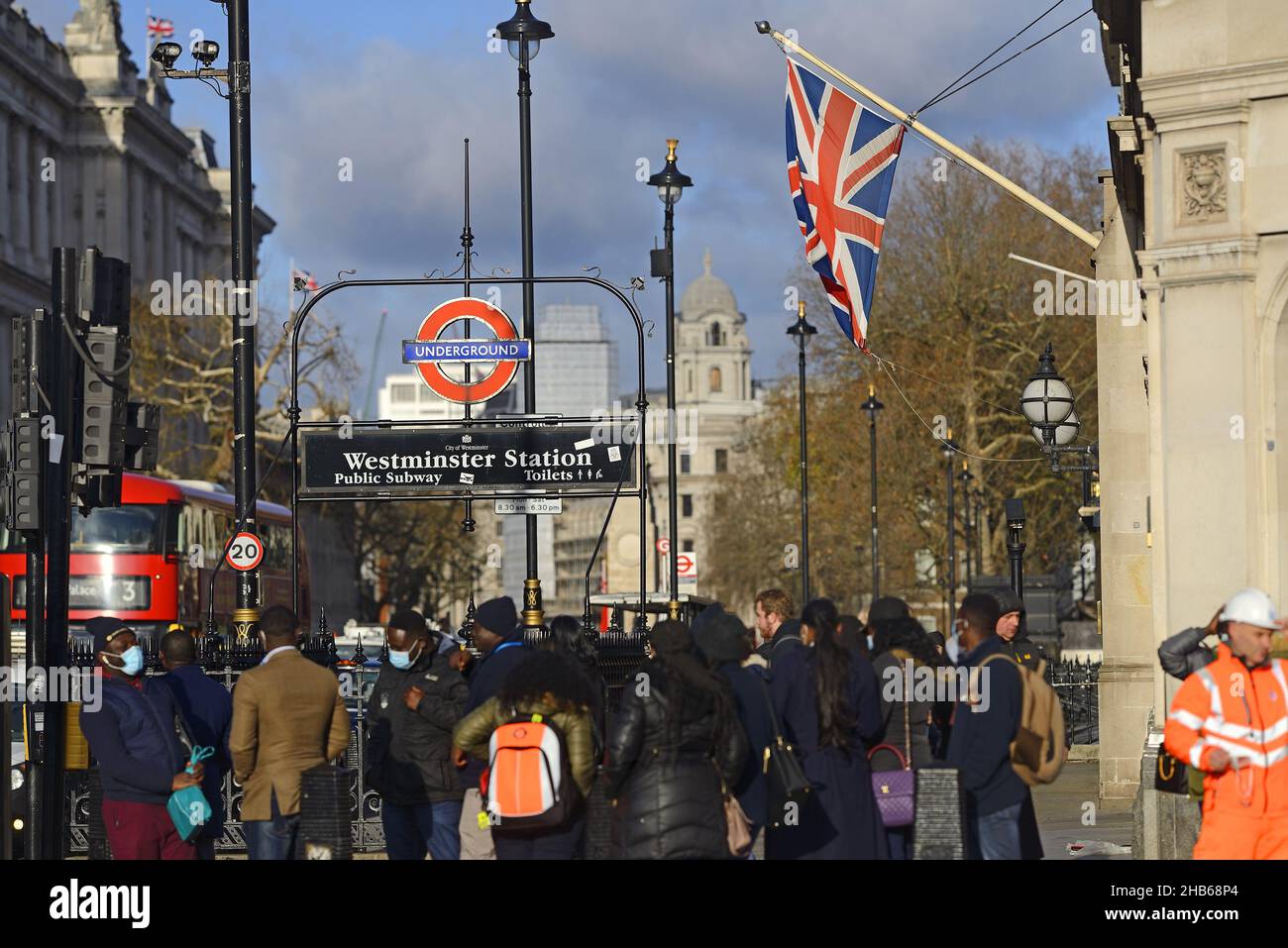 Londres, Angleterre, Royaume-Uni.Entrée de la station de métro Westminster sur Whitehall Banque D'Images