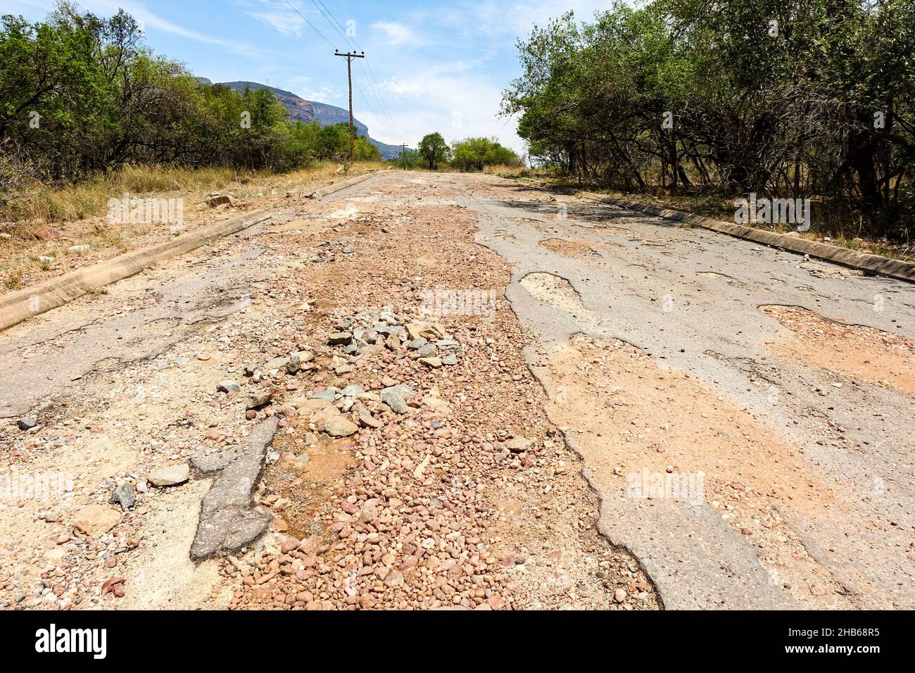 Nids-de-poule et route détruite au Blyde River Canyon, Mpumalanga, Afrique du Sud Banque D'Images