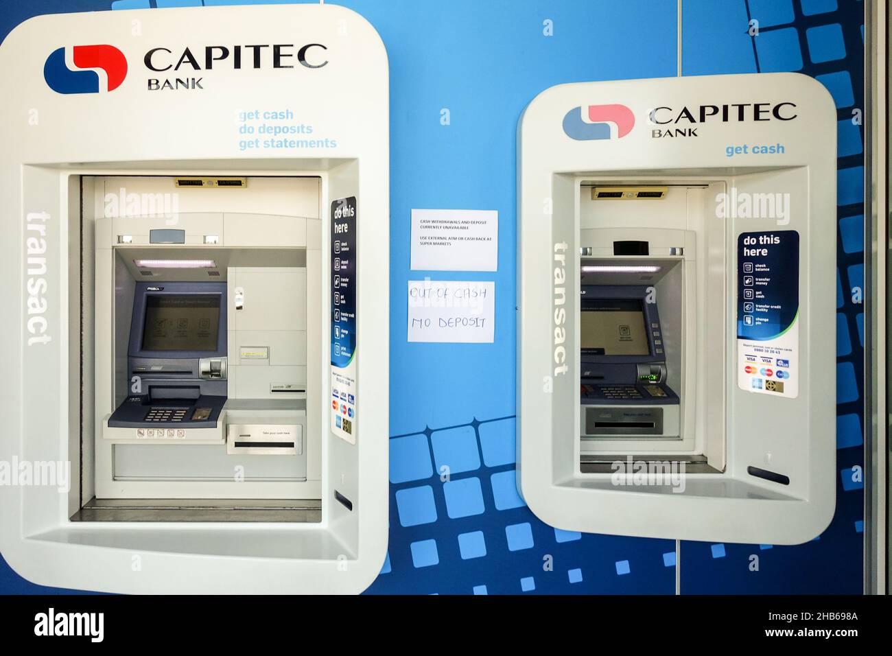 Guichet automatique Capitec avec signe manuscrit de la rupture de liquidités, Afrique du Sud Banque D'Images