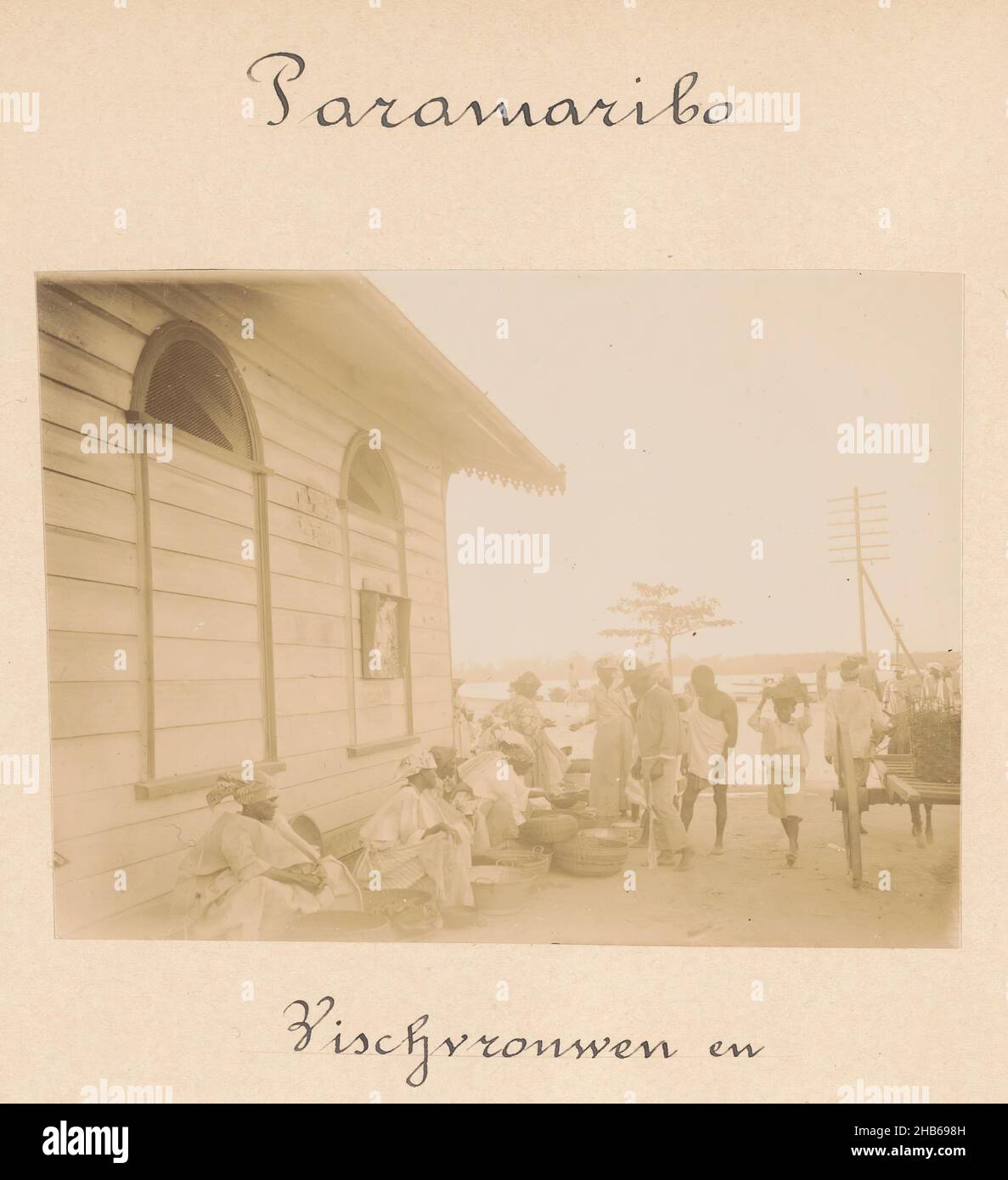 Fishwomen (titre sur objet), femmes surinamaises vendant du poisson dans la rue, à Paramaribo.Partie d'un groupe de 44 photographies de Paramaribo, Suriname et Curaçao, c.1900-1905, monté sur carton et inscrit., Eugen Klein (attribué à), Paramaribo, 1900 - 1905, support photographique, carton,hauteur 81 mm × largeur 108 mm Banque D'Images