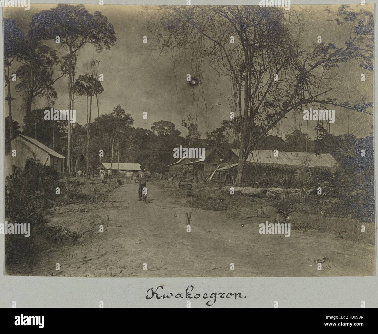 Kwakoegron (titre sur objet), vue du village Kwakoegron.Partie de l'album photo souvenir de Voyage (partie 1), sur la vie de la famille Doijer dans et autour de la plantation Ma Retraite au Suriname dans les années 1906-1913., Hendrik Doijer (attribué à), Suriname, 1906 - 1913, support photographique, papier de gélatine argentée,hauteur 80 mm × largeur 109 mm Banque D'Images