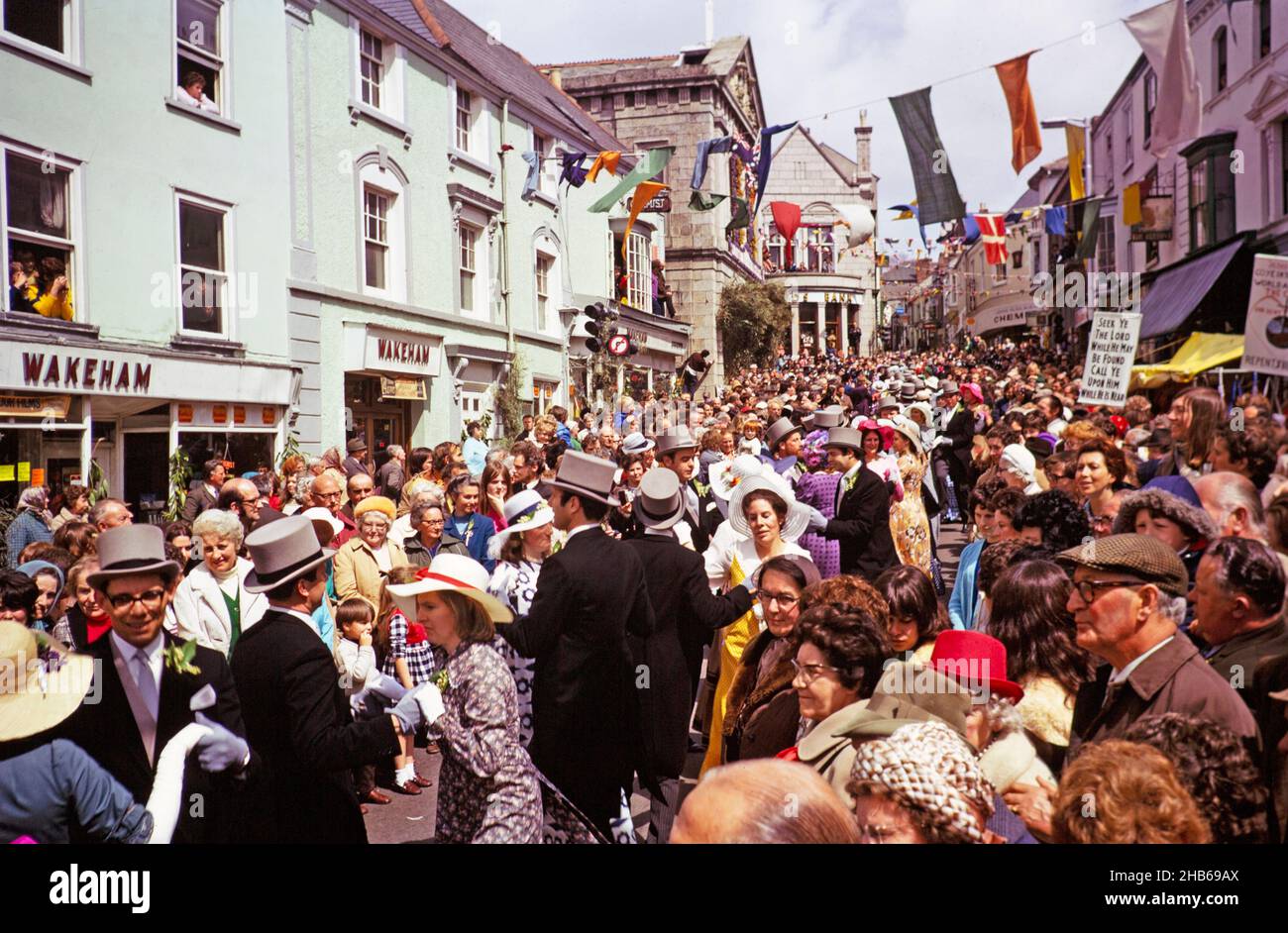 Flora Day, Helston, Cornwall, Angleterre, Royaume-Uni 1973 - la foule regarde les couples jouer la danse Furry dans les rues de la ville Banque D'Images