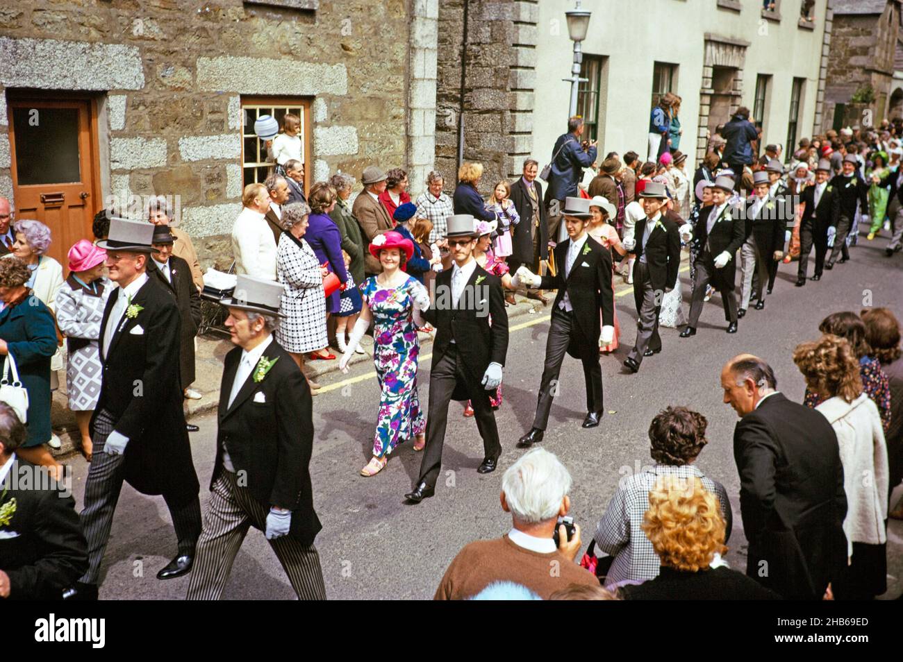 Flora Day, Helston, Cornwall, Angleterre, Royaume-Uni 1973 - la foule regarde les couples jouer la danse Furry dans les rues de la ville Banque D'Images