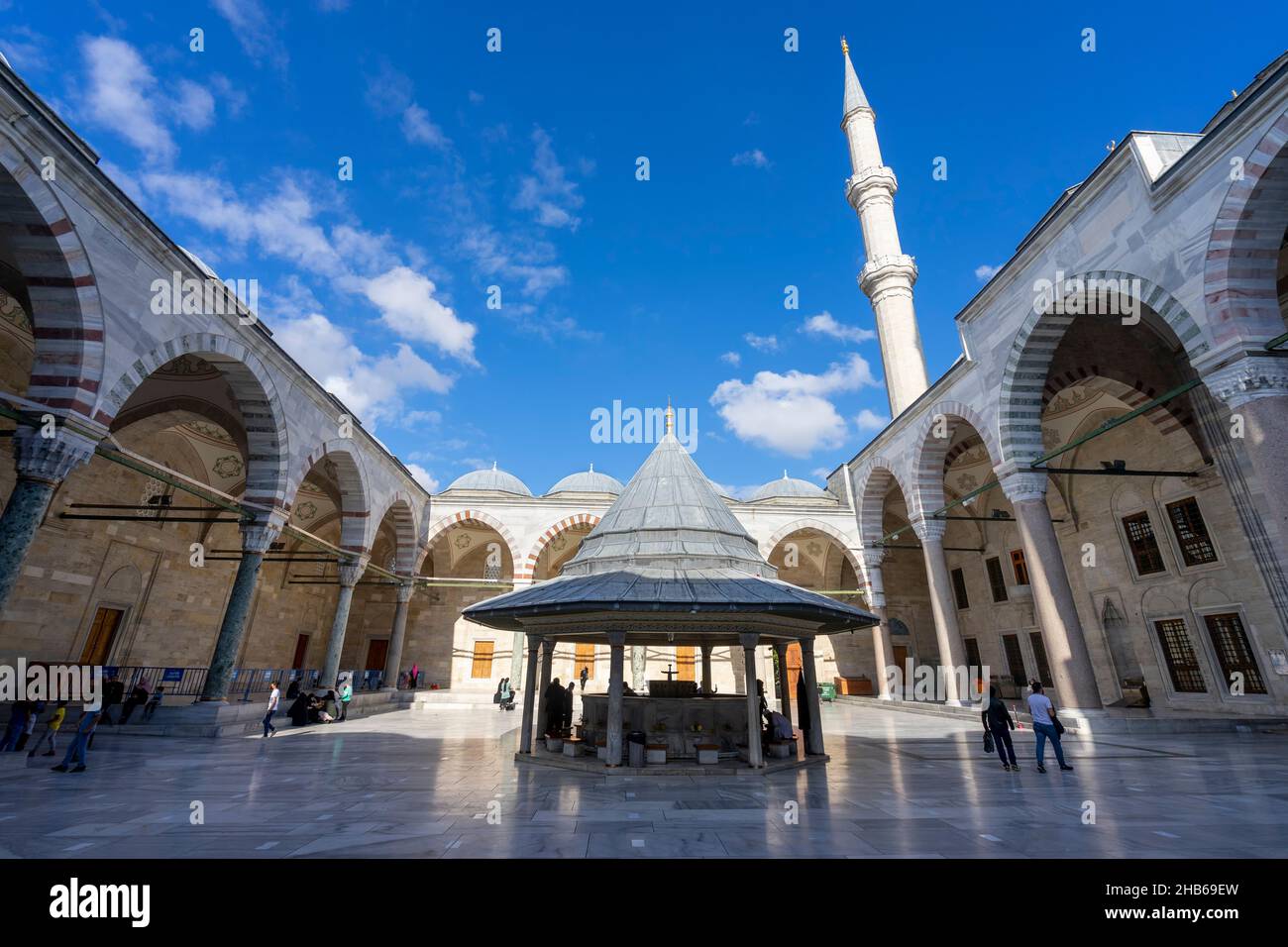 Vue sur la fontaine d'ablution dans la cour de la mosquée Fatih à Istanbul, Turquie. Banque D'Images