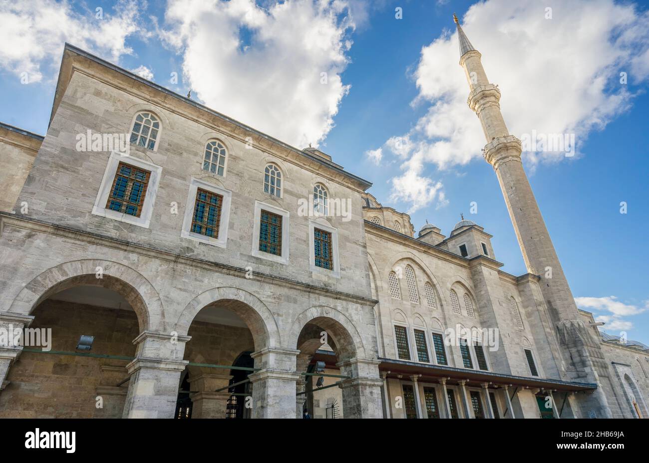 Vue panoramique sur la mosquée Fatih d'Istanbul.La mosquée de Fatih est une mosquée ottomane dans le district de Fatih à Istanbul, en Turquie. Banque D'Images