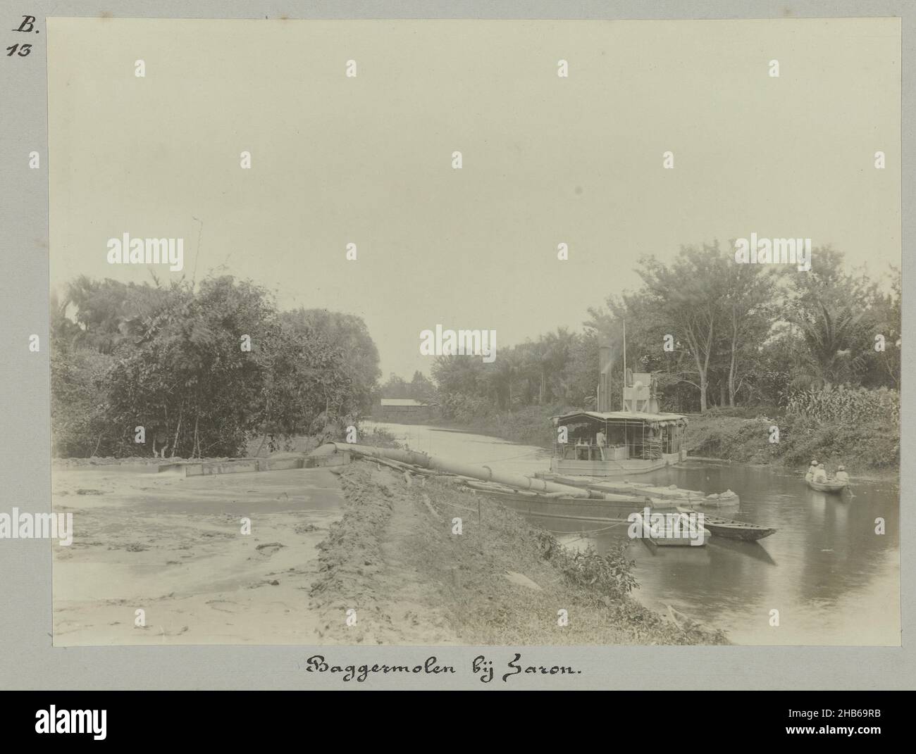 Drague à Saron (titre sur objet), Drague à l'œuvre dans un canal près de Saron.Partie de l'album photo souvenir de Voyage (partie 2), sur la vie de la famille Doijer dans et autour de la plantation Ma Retraite au Suriname dans les années 1906-1913., Hendrik Doijer (attribué à), Suriname, 1906 - 1913, support photographique, papier de gélatine argentée,hauteur 125 mm × largeur 169 mm Banque D'Images