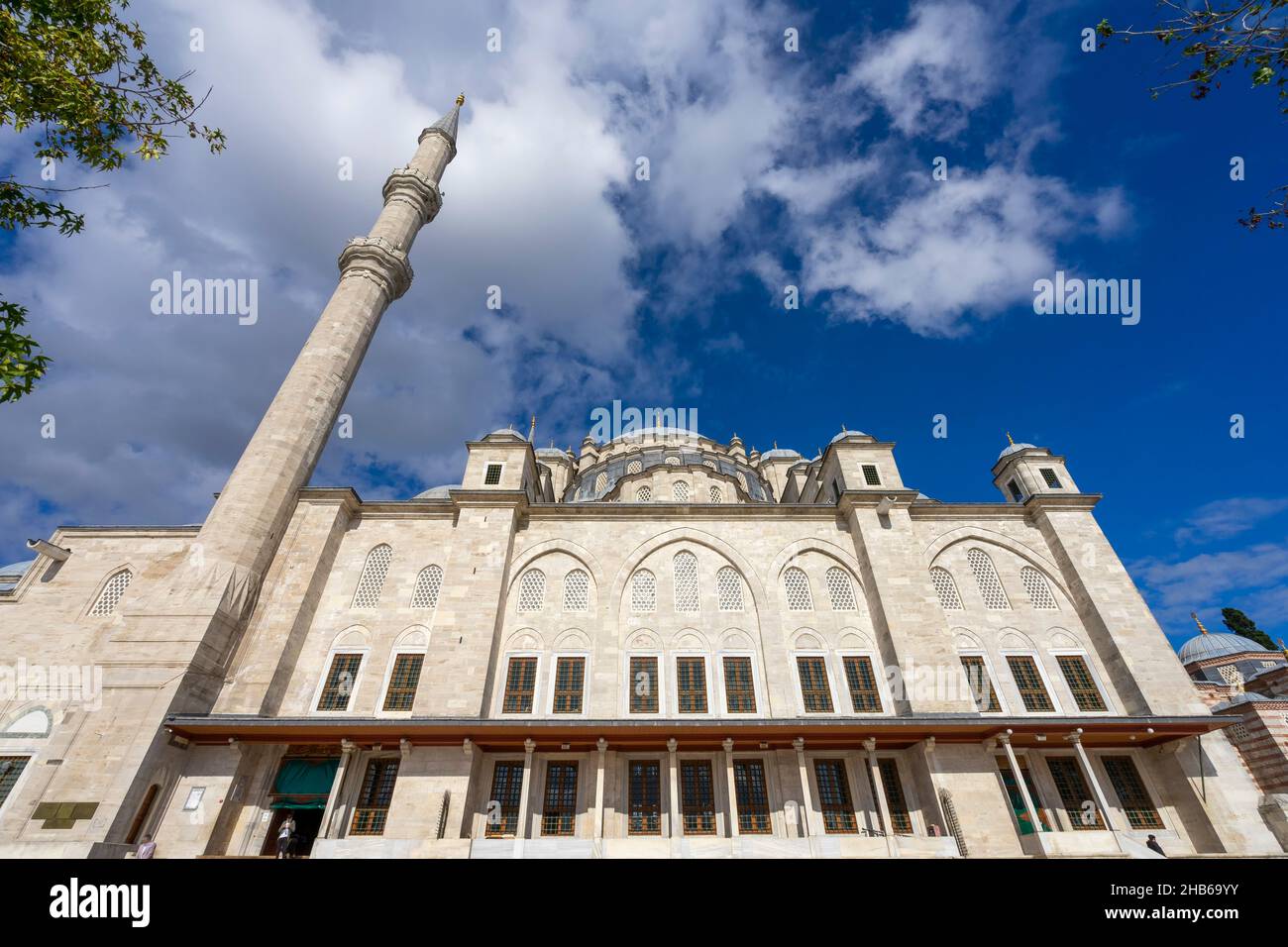 Mosquée de Fatih, un jour ensoleillé à Istanbul, en Turquie. Banque D'Images