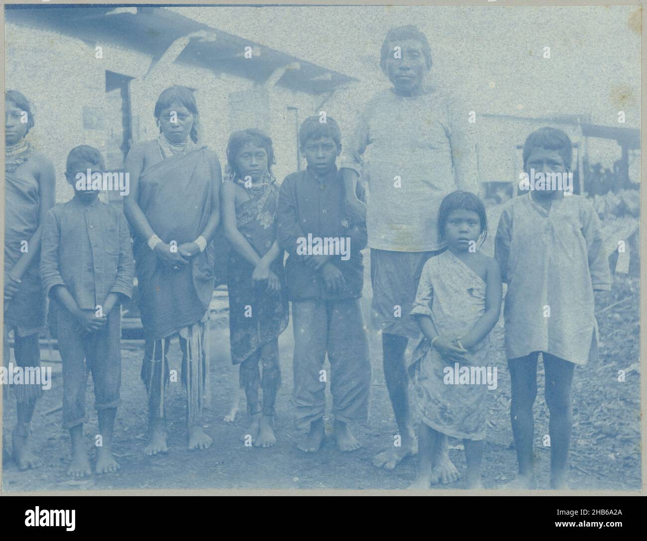 Les Caraïbes surinamaises, Caräiben (titre sur objet), Un groupe des Caraïbes surinamaises.Partie de l'album photo de la famille Doijer, souvenir de Voyage (partie 2), dans et autour de la plantation Ma Retraite au Suriname dans les années 1906-1913., Hendrik Doijer (attribué à), Suriname, 1906 - 1913, support photographique, cyanotype,hauteur 122 mm × largeur 160 mm Banque D'Images