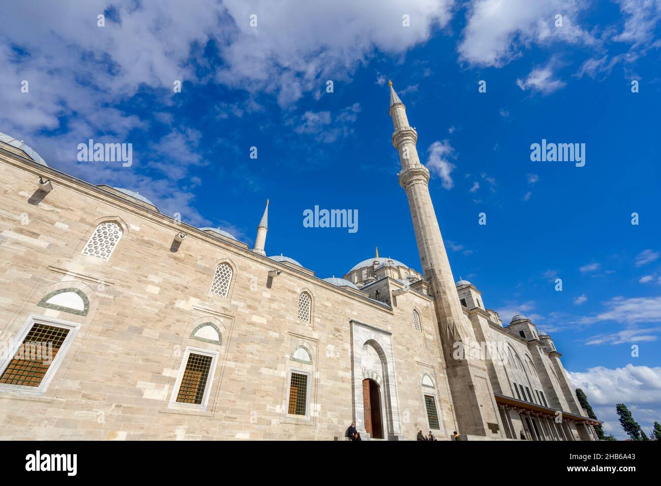 Vue panoramique sur la mosquée de Fatih (mosquée de Conquérant) par une journée ensoleillée à Istanbul.La mosquée Fatih est une mosquée ottomane dans le quartier Fatih d'Istanbul, Banque D'Images