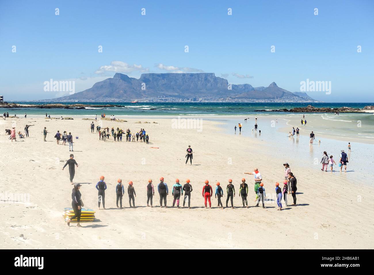 Les enfants apprennent à surfer sur la plage de Big Bay, Cape Town, Afrique du Sud Banque D'Images
