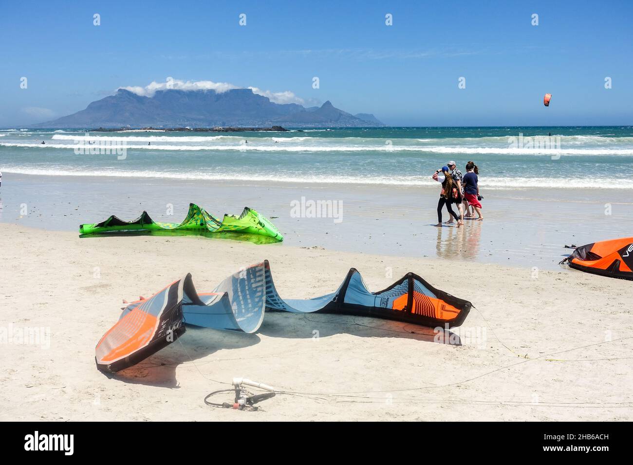 Kites de kitesurfers en compétition au Red Bull King of the Air 2021 à Blouberg, le Cap, Afrique du Sud Banque D'Images