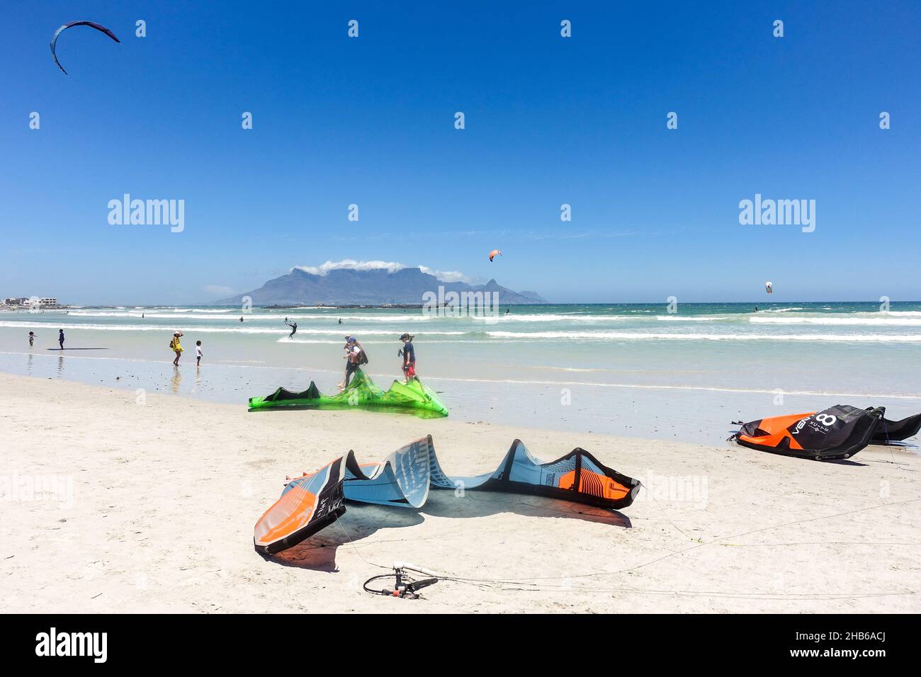 Kites de kitesurfers en compétition au Red Bull King of the Air 2021 à Blouberg, le Cap, Afrique du Sud Banque D'Images