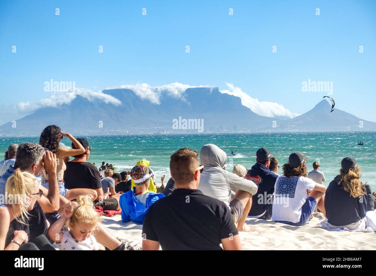 Une foule de visiteurs qui regardent des kitesurfers en compétition au Red Bull King of the Air 2021 à Blouberg, au Cap, en Afrique du Sud Banque D'Images