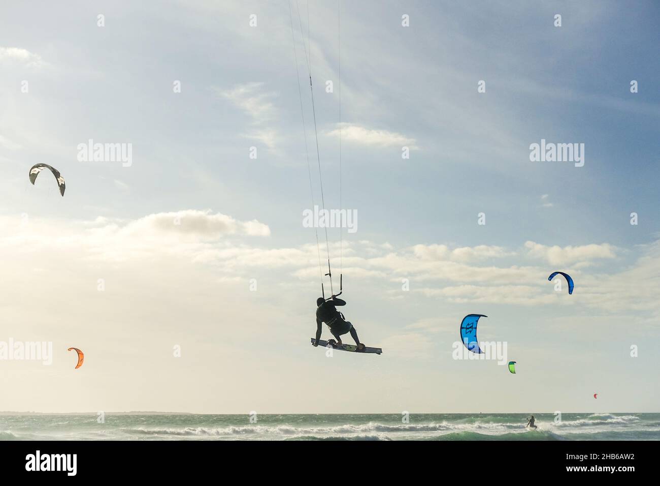 Kitesurfer effectuant un tour dans l'air tout en concourant au Red Bull King of the Air 2021 à Blouberg, le Cap, Afrique du Sud Banque D'Images