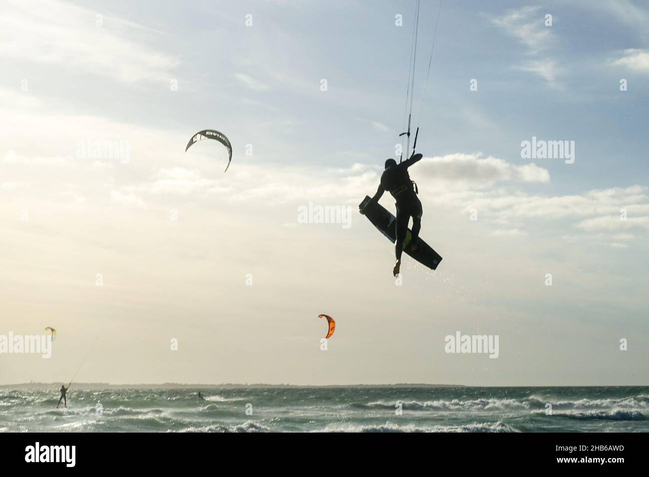 Kitesurfer effectuant un tour dans l'air tout en concourant au Red Bull King of the Air 2021 à Blouberg, le Cap, Afrique du Sud Banque D'Images