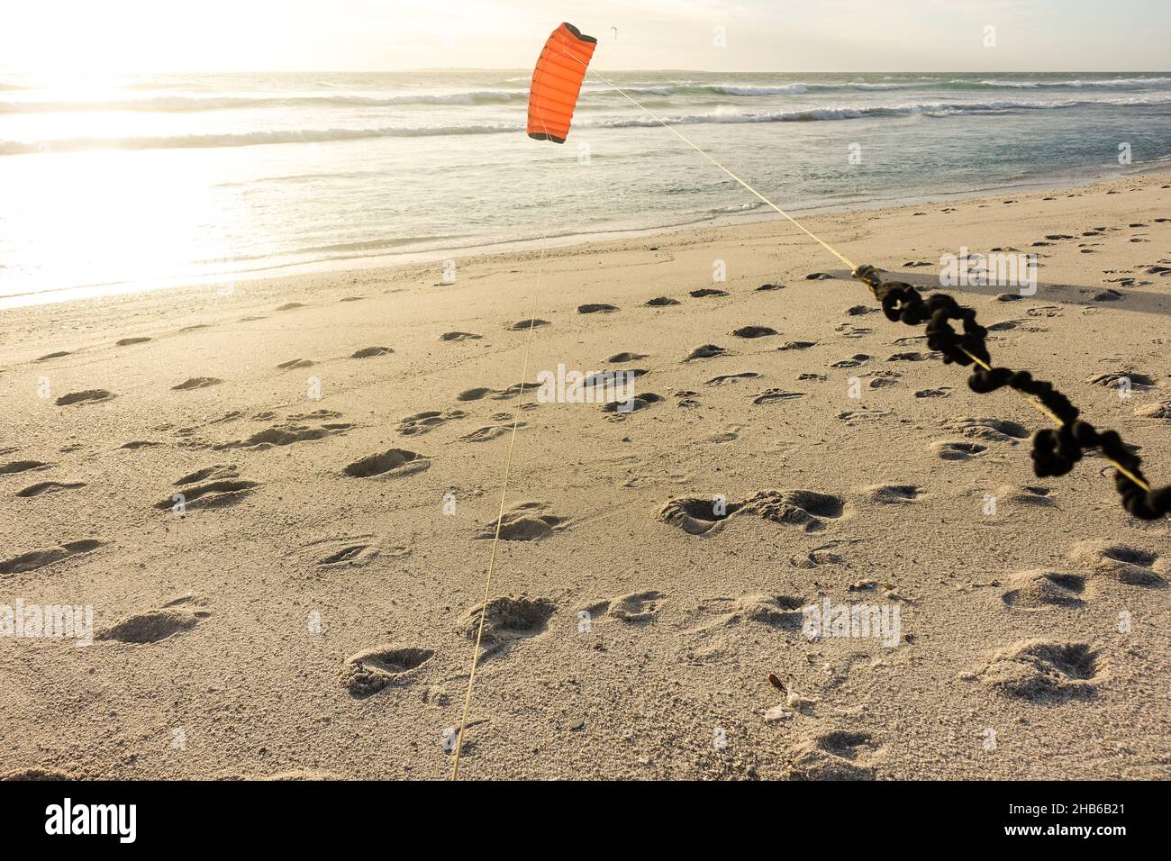 Main tenant un cerf-volant sur la plage de Blouberg, le Cap, Afrique du Sud Banque D'Images