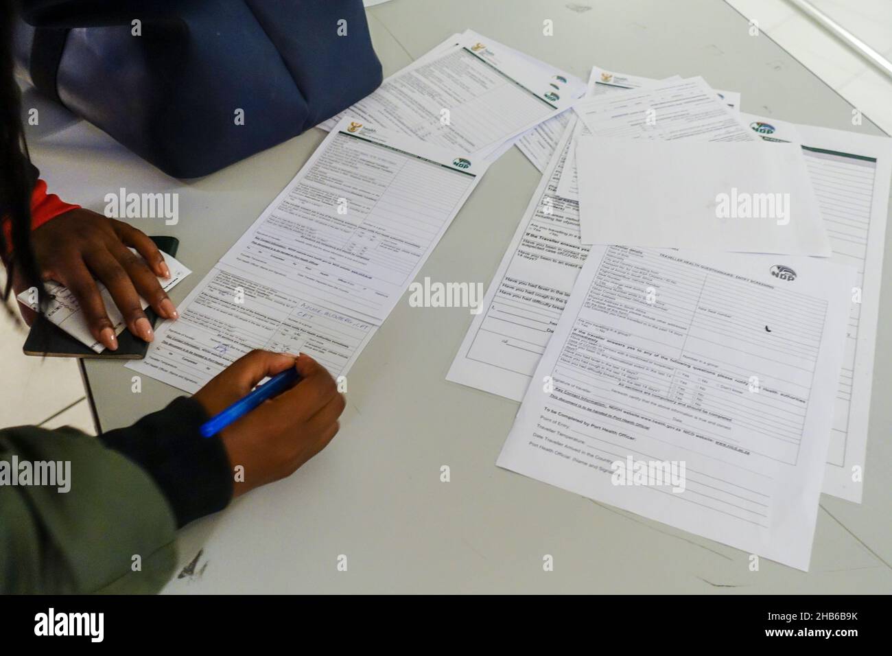 Aéroport international du Cap, Afrique du Sud.8th décembre 2021.Les passagers reprennent l'avion pour l'Europe en raison de l'attention portée à la nouvelle variante Omicron de la COVID. Banque D'Images