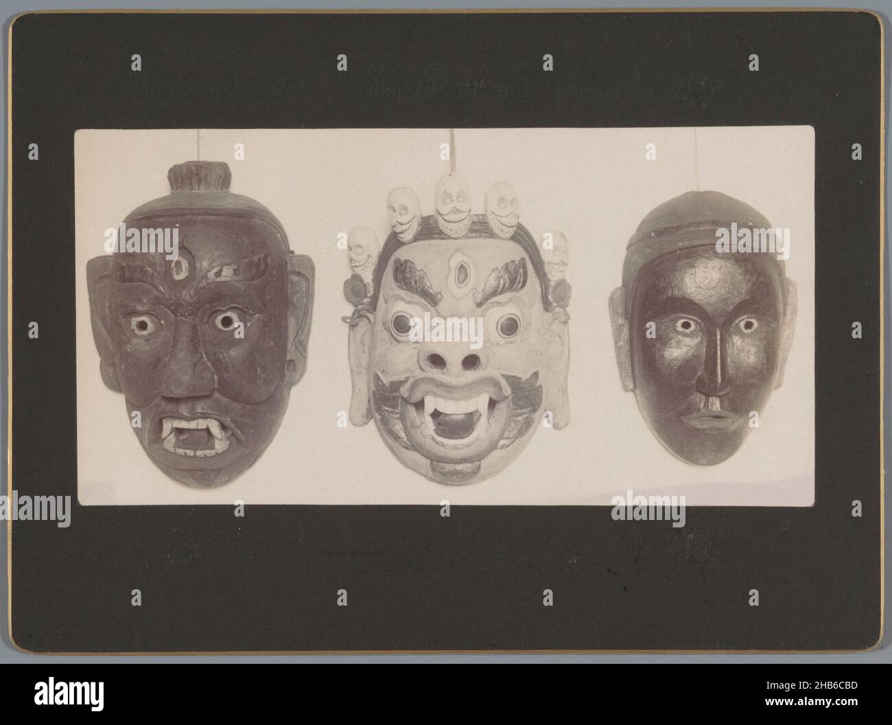 Masques de Nouvelle-Zélande, anonyme, éditeur: Rijksdienst voor de Monumentenzorg, c.1900 - c.1930, papier, imprimé albumine Banque D'Images