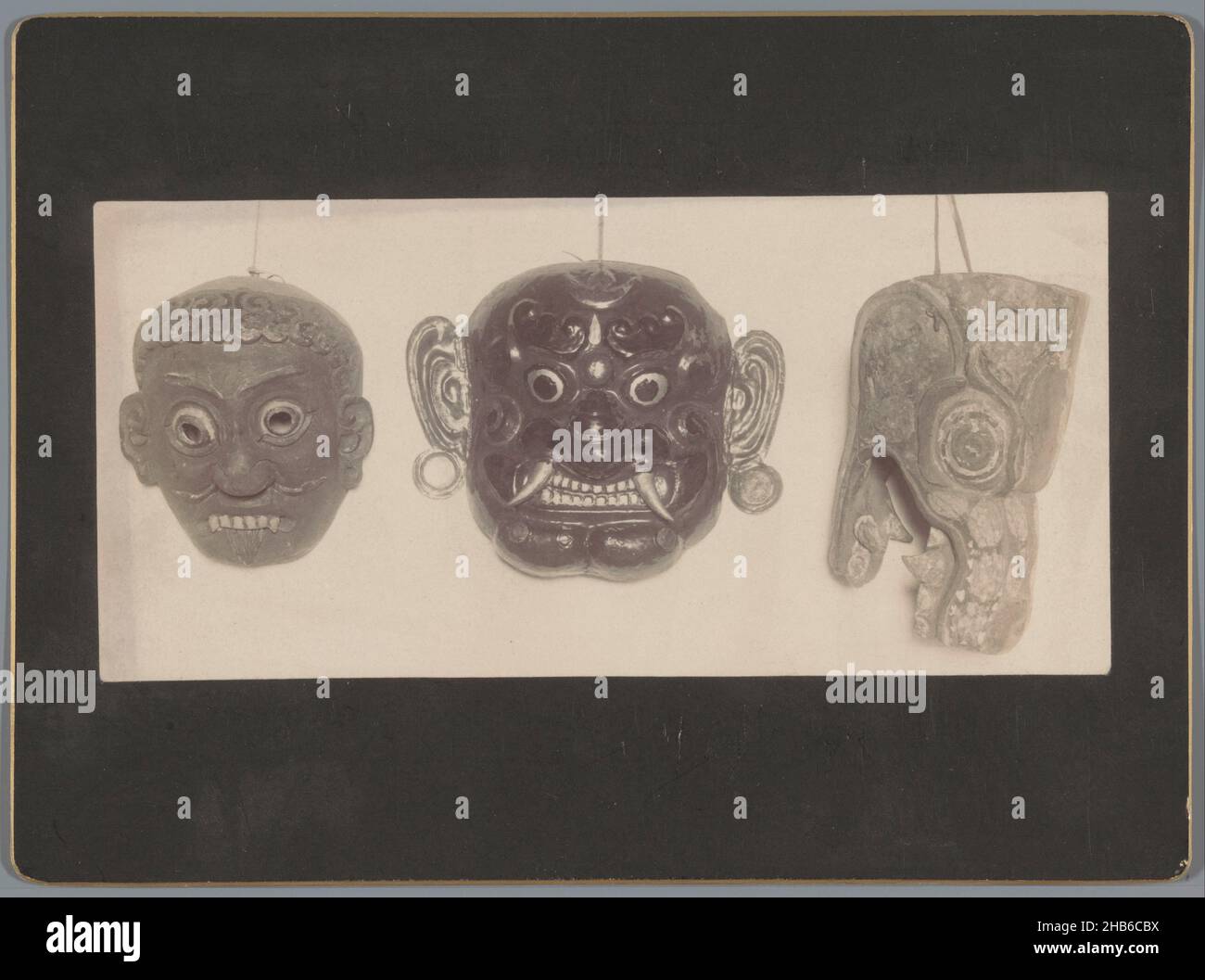 Masques de Nouvelle-Zélande, anonyme, éditeur: Rijksdienst voor de Monumentenzorg, c.1900 - c.1930, papier, imprimé albumine Banque D'Images