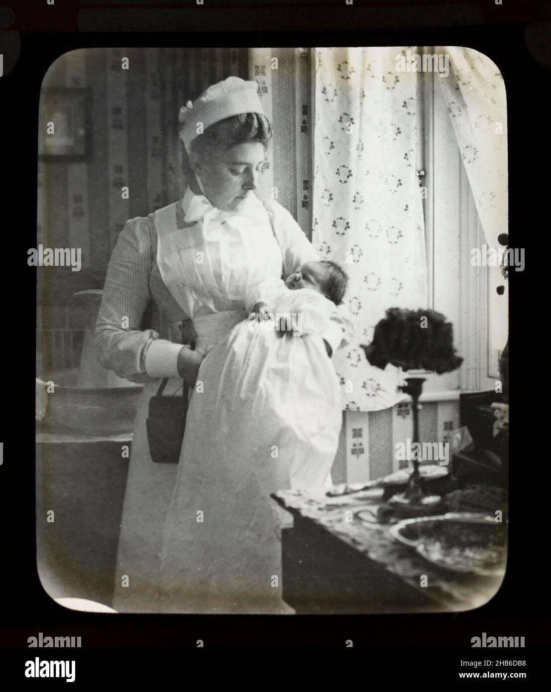Diapositive De Lanterne Magique D Une Infirmiere En Uniforme Tenant Bebe Nouveau Ne A L Interieur D Une Maison Angleterre Royaume Uni C 1900 1910 Photo Stock Alamy