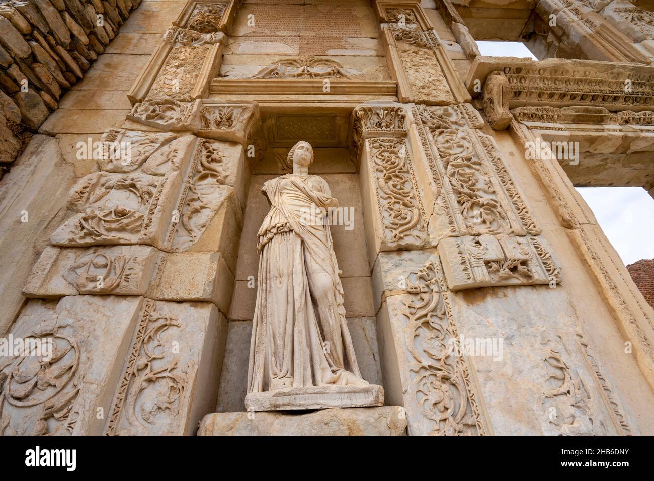 Statue grecque de Sophia (sagesse) dans l'ancienne ville historique d'Éphèse. Banque D'Images