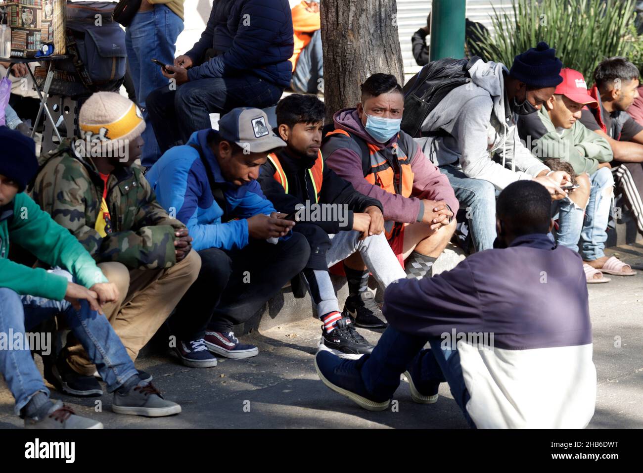 Non exclusif: MEXICO, MEXIQUE - 16 DÉCEMBRE 2021: Centro American migrants dirigés par Irineo Mujica, assister au Palais national pour rencontrer par le di Banque D'Images