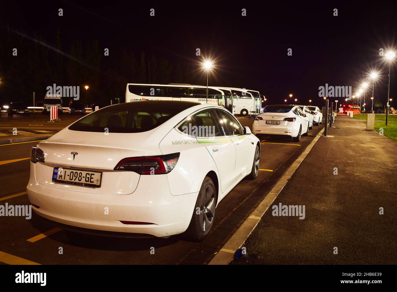 Kutaisi, Géorgie - voitures électriques Tesla utilisées pour le service de taxi de l'aéroport à la ville de transfert Banque D'Images