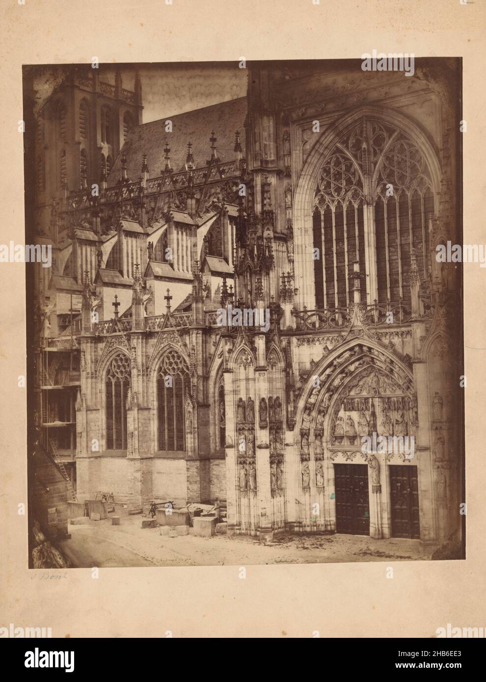 Extérieur du portail sud de la cathédrale Saint-Jean à 's-Hertogenbosch, Antonius Godefridus Schull (attribué à), Den Bosch, c.1865 - c.1875, carton, imprimé albumine, hauteur 235 mm × largeur 205 mm Banque D'Images