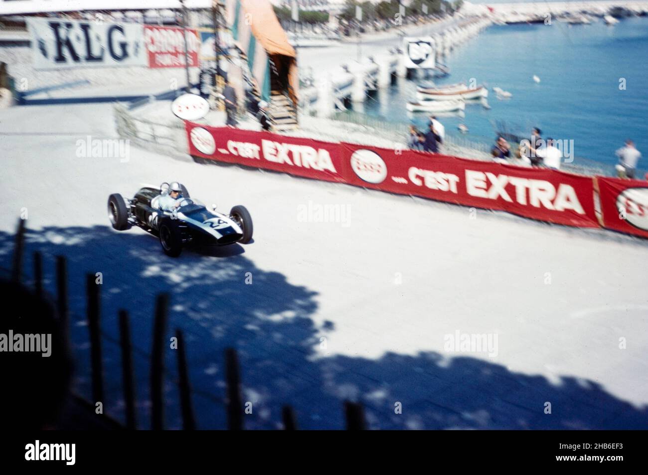 Formula 1 Monaco Grand Prix 14th mai 1961, Jack Brabham à Cooper-Climax tobacconist kiosque coin Banque D'Images