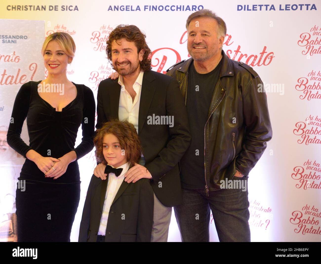 Alessandro Siani, Christian de Sica, Diletta Leotta et Martin Francisco Montero posent lors d'une séance photo pour le film de Noël à Naples, en Italie Banque D'Images