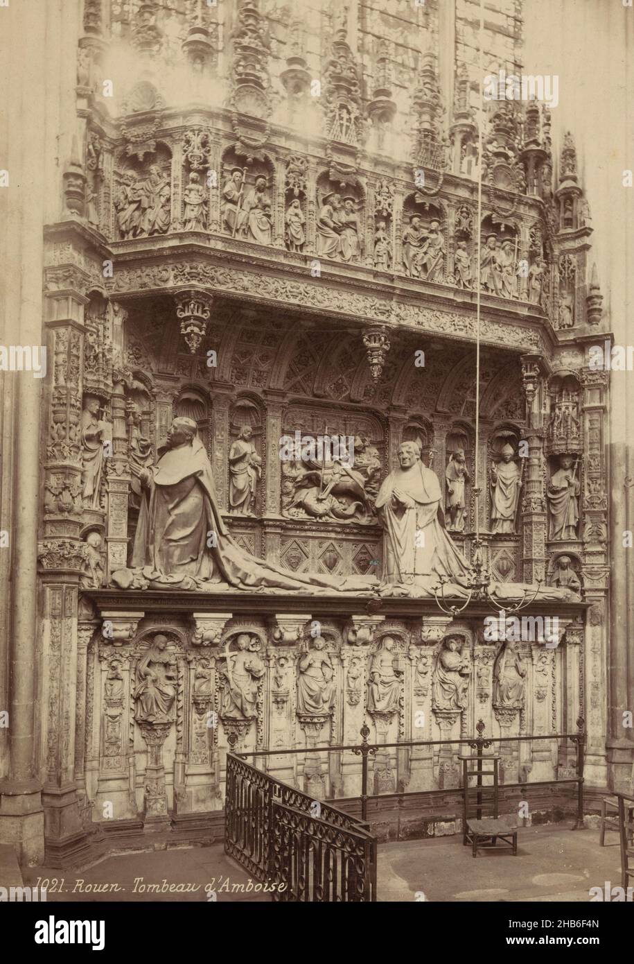 Tombeau des cardinaux d'Amboise dans la cathédrale notre-Dame de Rouen, Rouen.Tombeau d'Amoise.(Titre sur objet), anonyme, Kathedraal van Rouen, c.1875 - c.1900, carton, imprimé albumine, hauteur 288 mm × largeur 229 mm Banque D'Images