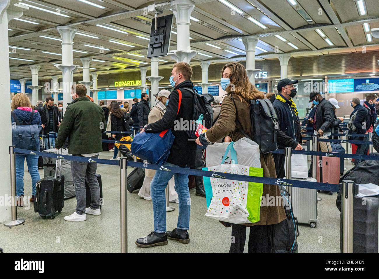 St Pancras, Londres, Royaume-Uni.17 décembre 2021.Les passagers font la  queue au terminal Eurostar de Saint Pancras International alors qu'ils se  préparent à se rendre à Paris avant la date limite du samedi